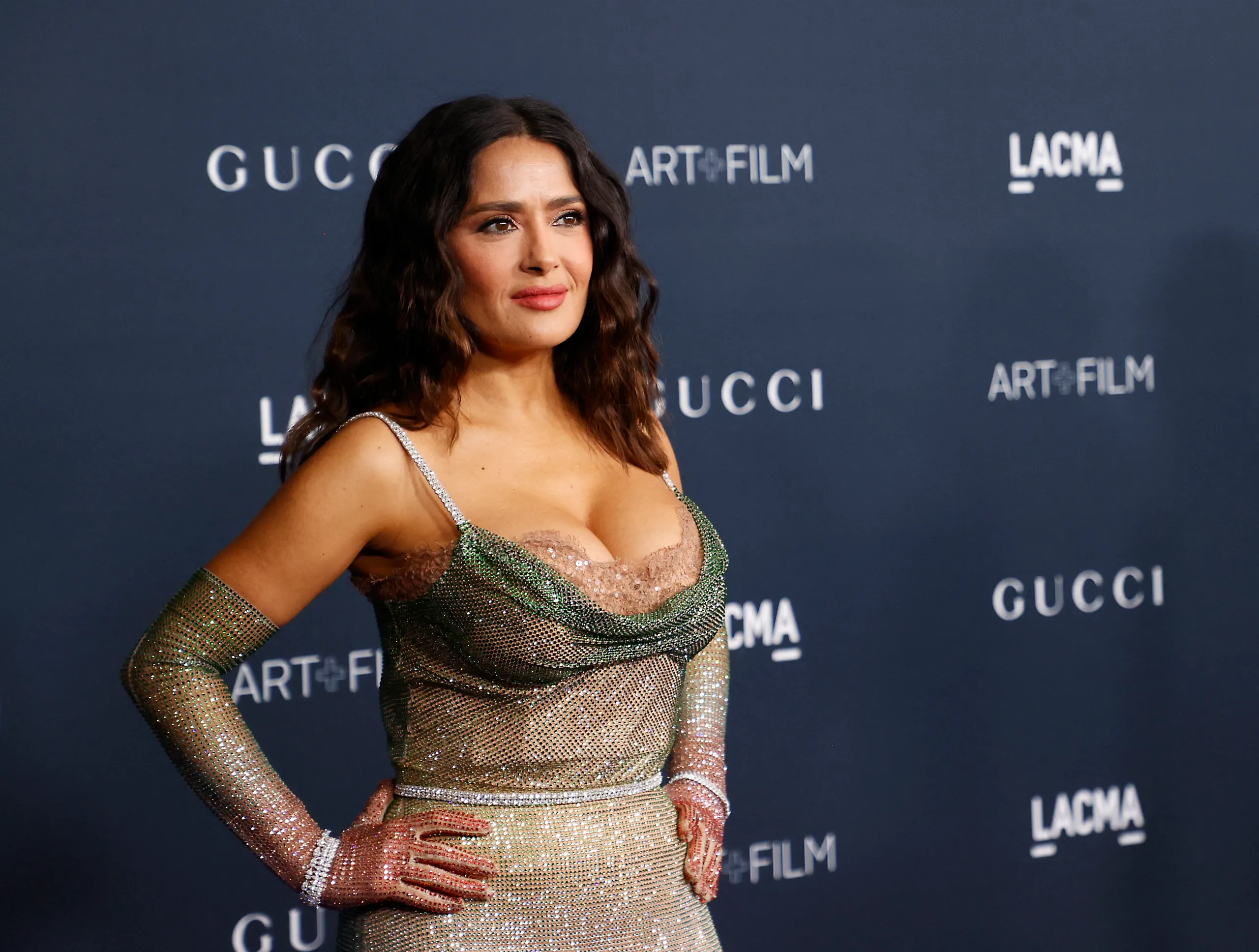 Salma Hayek Celebra Millones De Seguidores Con Coqueto Video En Bikini