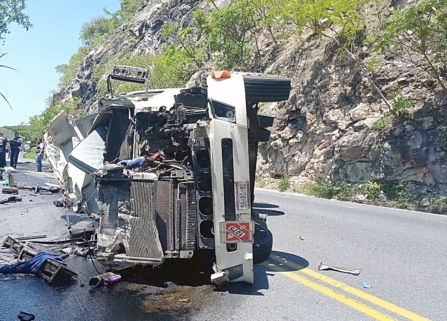 Vuelca Pipa Con Gas LP Muere Prensado El Conductor En La Carretera