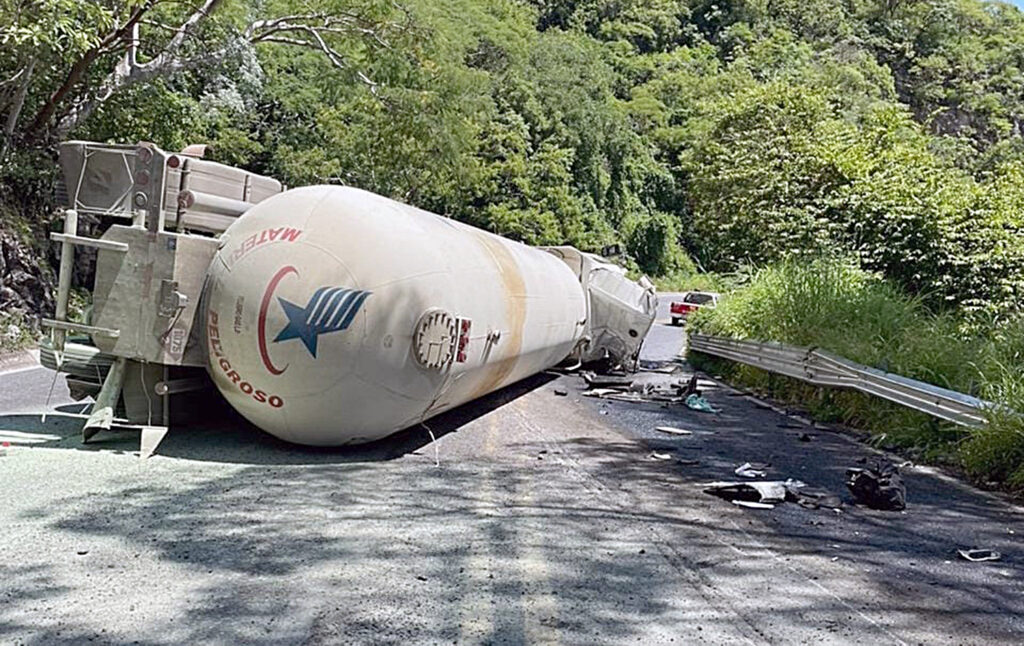 Vuelca Pipa Con Gas Lp Muere Prensado El Conductor En La Carretera