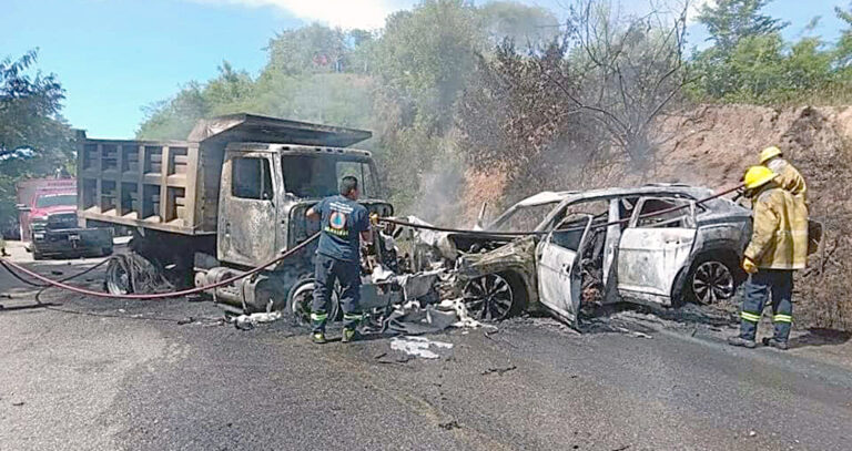 Mueren 4 Personas Calcinadas Tras Chocar Camioneta Con Un Volteo