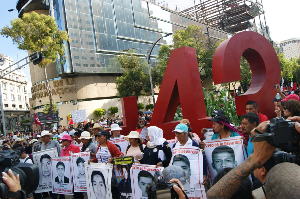 Detienen a 9 policías por desaparición de los 43 normalistas de Ayotzinapa