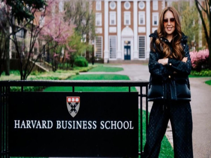 Thalía da conferencia en Harvard sobre las mujeres en los negocios