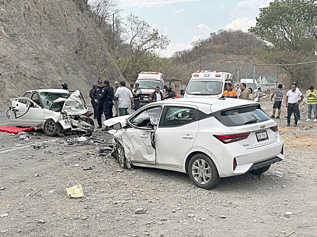 Un muerto y 4 lesionados deja choque entre 3 vehículos en la carretera ...