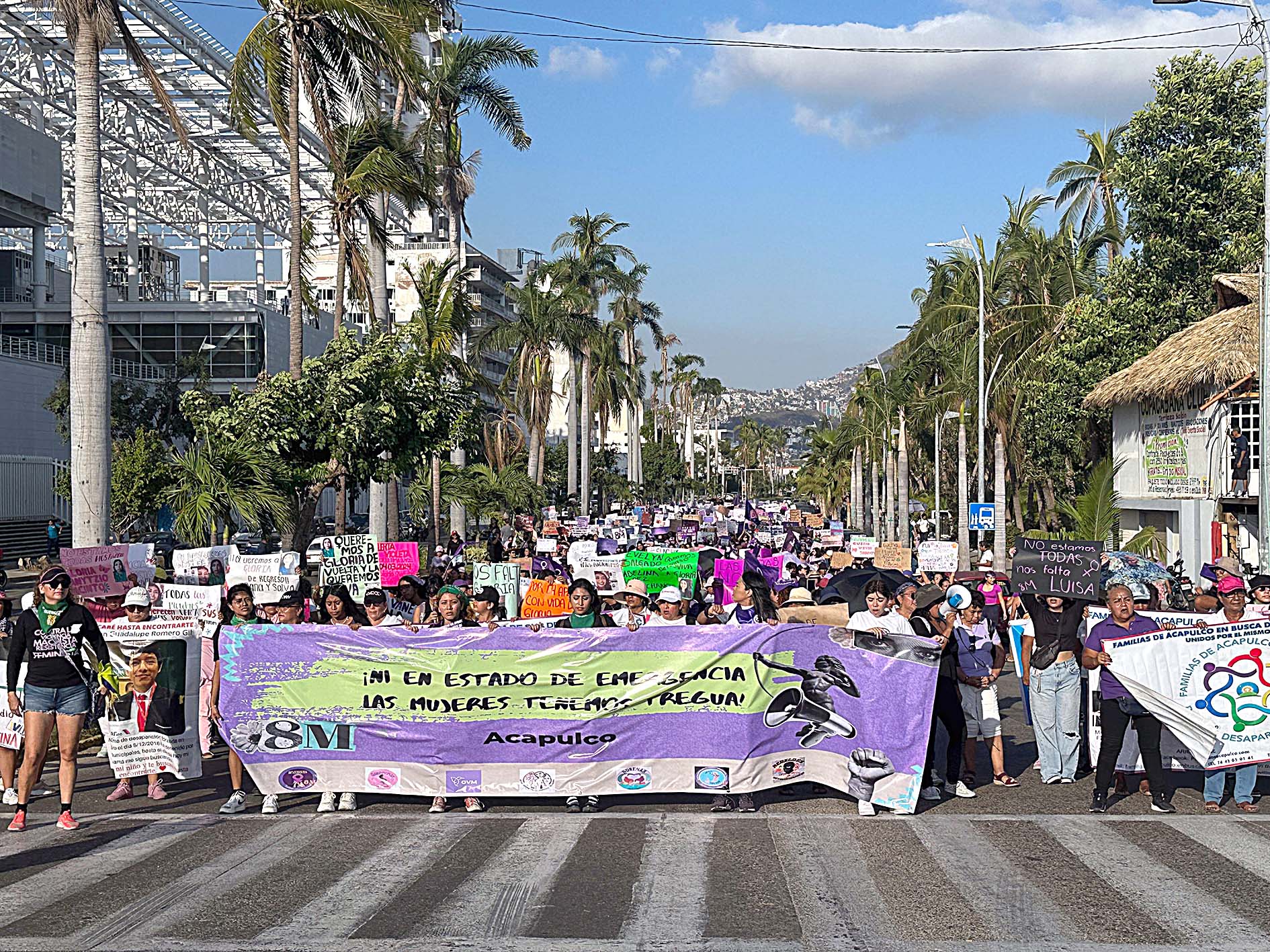 Cientos de mujeres marchan por la Costera hasta el zócalo de Acapulco ...