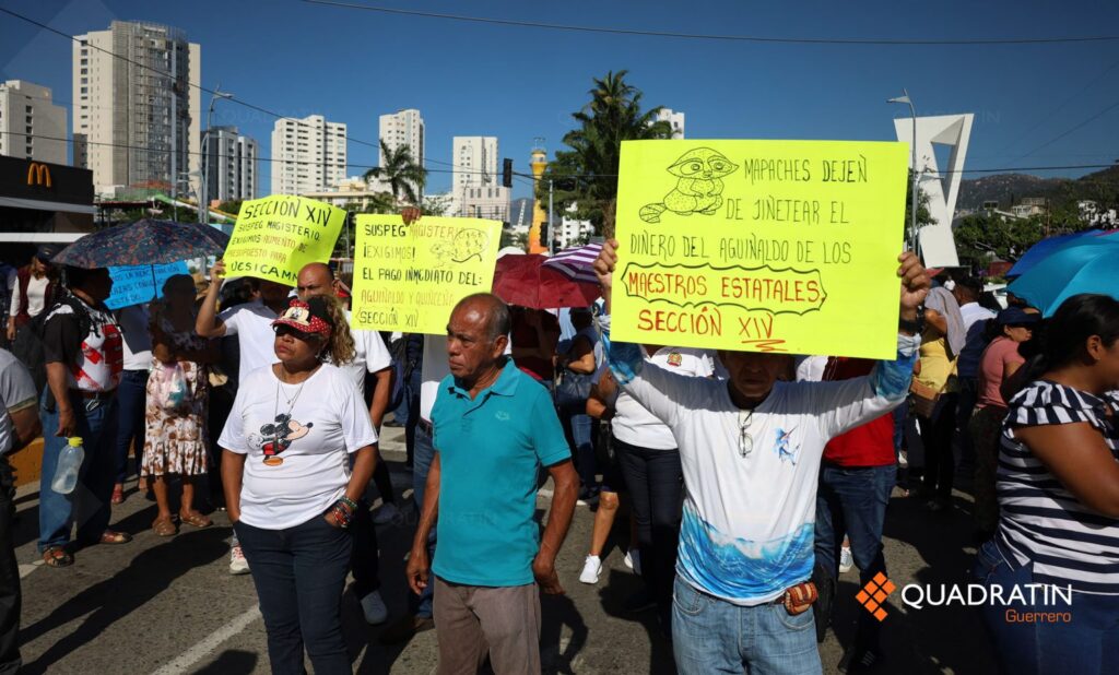 Toman maestros Finanzas y bloquean la Costera de Acapulco por pagos