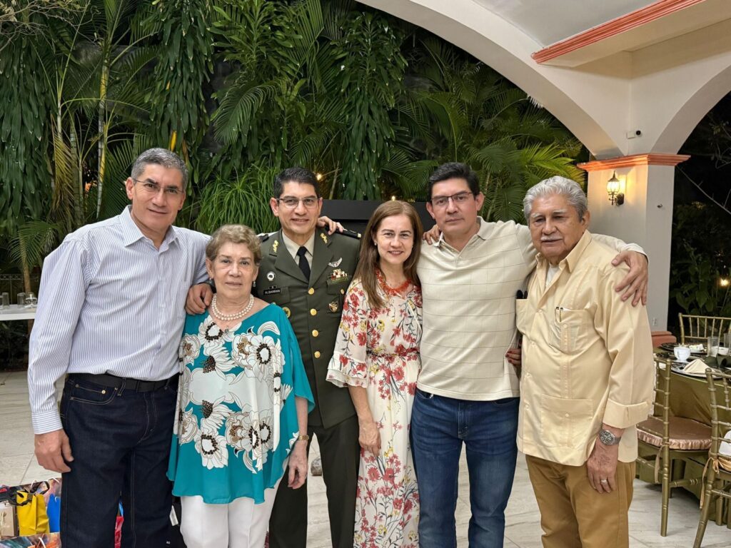 El General de Brigada posa junto a sus padres Jorge Albarrán Jaramillo y Ninfa Mendoza Barrera y sus hermanos Esteban, Cuauhtémoc y Citlali Albarrán Mendoza.