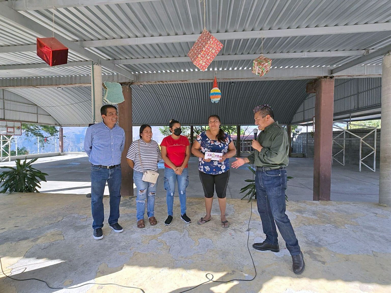 Alcalde de Tlapa entrega apoyos en primaria de la colonia San Antonio